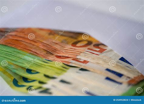 Diferentes Notas De Euro No Envelope Sobre O Fundo Branco Foto De Stock