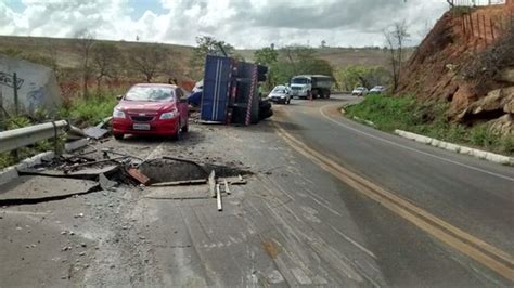 Carreta De Granito Tomba E Faz Buraco Em Pista Da Br Em Colatina