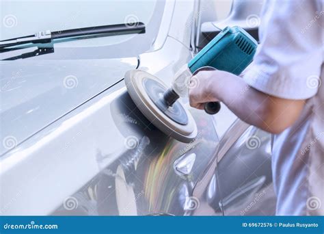 Trabajador Que Encera Un Coche Con El Pulidor Auto Foto De Archivo