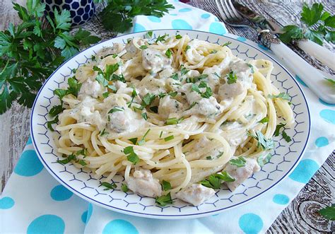 Spaghetti z kurczakiem w pleśniowym sosie DoradcaSmaku pl