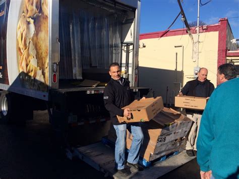 Tuscan Kitchen Donates 4k 200 Turkeys To Homeless Shelter Salem Nh