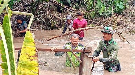 TNI Polri Di Mojokerto Gotong Royong Bersihkan Material Tanah Longsor