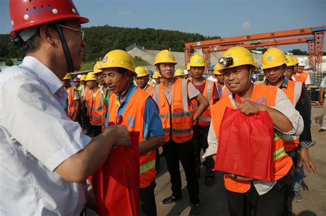 徐州地铁 徐州市委副书记、代市长庄兆林带队慰问轨道交通站东广场站一线工人