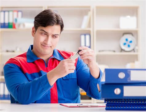 Ouvrier Dans Le Fonctionnement D Uniforme Sur Le Projet Image Stock