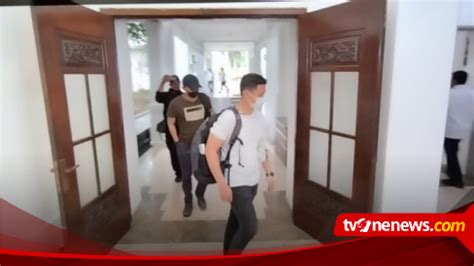 Tim Penyidik Kpk Geledah Kantor Provinsi Jawa Timur Diduga Buntut Dari