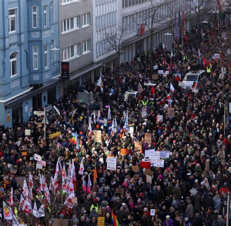 Rechtsextremismus 100 000 Menschen bei Demo in Düsseldorf Politiker