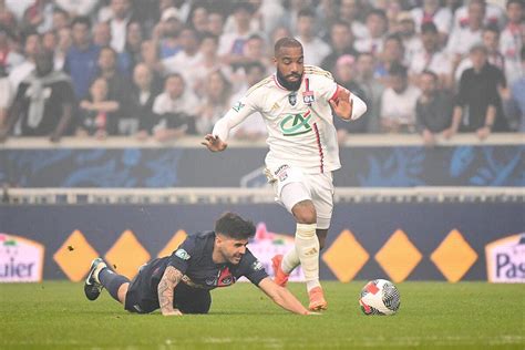 L Europe Avant Tout Lacazette Reste L Ol Foot