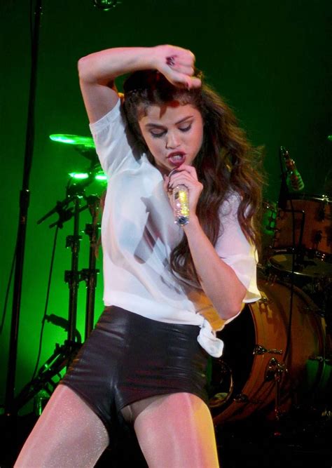 Selena Gomez Wardrobe Malfunction Xsexpics