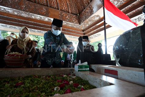 Menteri Ppn Berziarah Ke Makam Presiden Soekarno Antara Foto