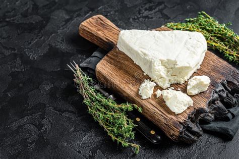 Queso Fresco De Cabra Blanda En Una Tabla De Despiece Con Tomillo