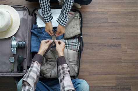 Vista Aérea De La Pareja Joven Del Viajero Que Planea Un Viaje De