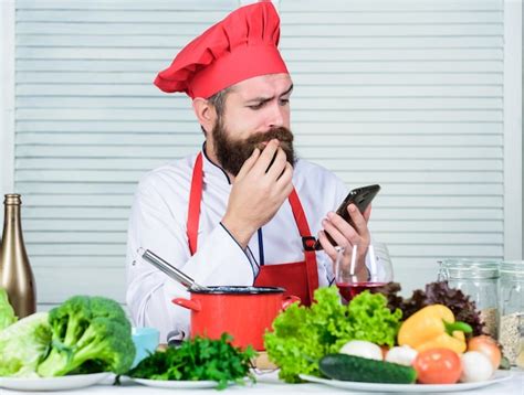 Hombre Chef Buscando Recetas En Internet Cocinando Comida Chef