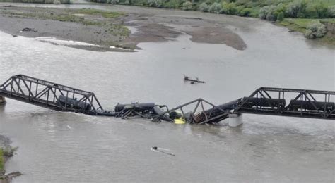 Colaps Puente Con Tren De Azufre Y Asfalto Sobre El R O Yellowstone