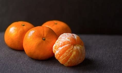 Tres Mandarinas Naranjas Maduras Sin Pelar Y Una Pelada Sobre Una Tela