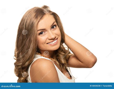 Jeune Belle Femme Blonde De Portrait Avec Les Yeux Bruns D Isolement