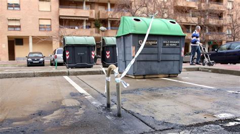 Un Coche Calcinado Por La Quema De Un Contenedor En El Actur