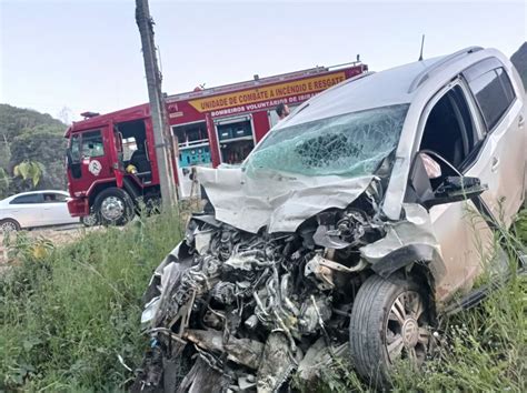 VÍDEO Condutor fica gravemente ferido em acidente entre carro e