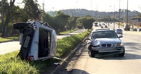 G1 Acidente entre três veículos deixa feridos no Anel Rodoviário de