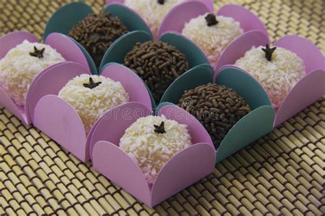 Doce Brigadeiro E Beijinho Brasileiros Tradicionais Imagem De Stock