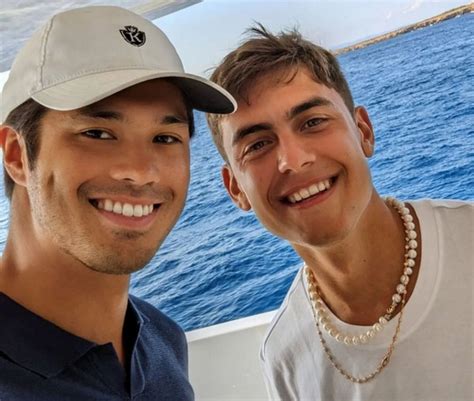 Foto Incontro Tra Dybala E L Attore Ross Butler A Formentera