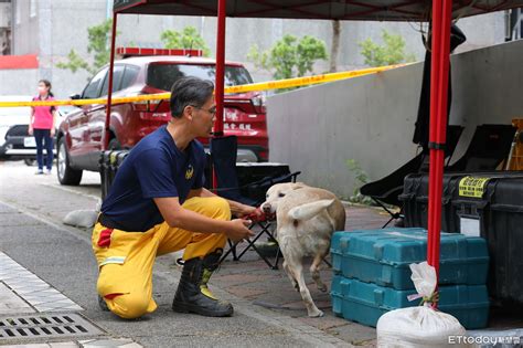 搜救犬roger為何咬住麥克風？ 花絮照露端倪「真的長很像」 Ettoday寵物雲 Ettoday新聞雲