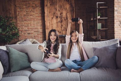 Retrato De Dos Muchachas Positivas Alegres Divertidas Encantadoras