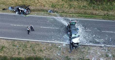 Zwei Autos stoßen auf B10 frontal zusammen 55 Jähriger stirbt