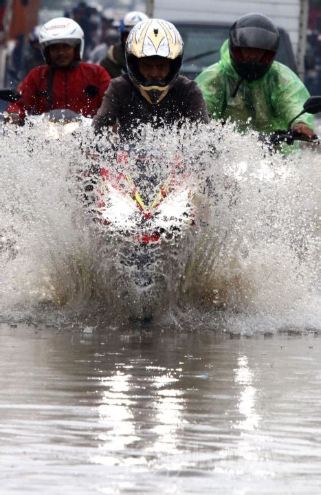 Musim Hujan Datang Banjir Kembali Terjang Gedebage Bandung Foto 9