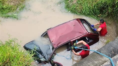 Mulher Morre Após Carro Cair Em Córrego Na Rodovia Presidente Dutra