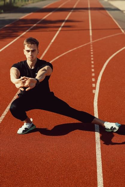 Chico Joven Haciendo Calentamiento Antes Del Ejercicio Deportivo En El