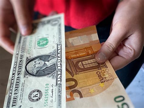 El Euro alcanza paridad con el dólar por primera vez en 20 años