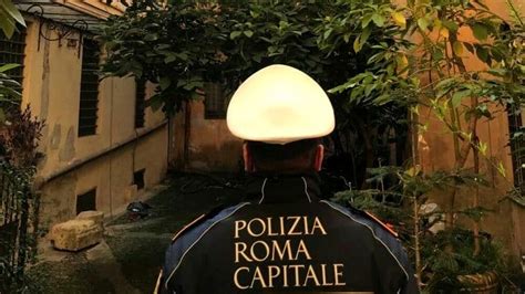 Roma Incendio In Via Di Monserrato Donna Si Lancia Dalla Finestra E Muore