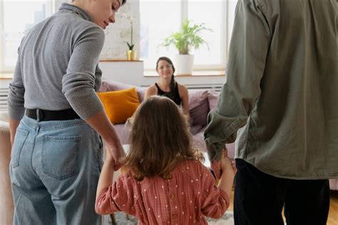 Parents et enfant faisant une thérapie Photo Gratuite