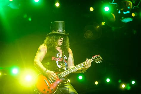 Slash Reveals The Origin Of His Top Hat - ALT 105.1