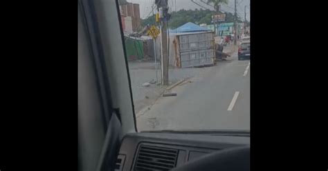 V Deo C Mera Flagra Momento Em Que Carreta Tomba E Atinge Igreja Em