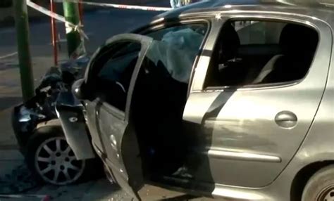 Entraron A Robar Se Tirotearon Con La Policía Y El Auto Terminó Incrustado En Una Farmacia