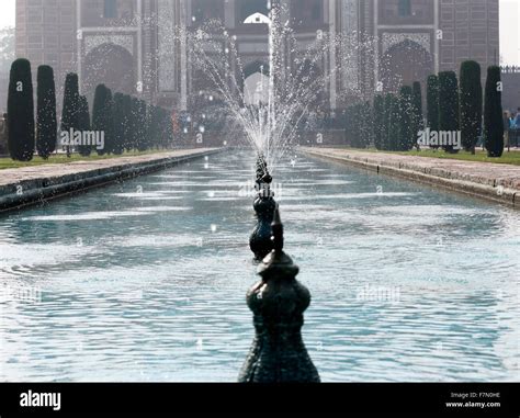 Fountain row at Taj Mahal Stock Photo - Alamy