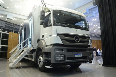 Como Funciona A Customização De Caminhões Pela Mercedes Benz Transporte Mundial