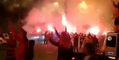 Video banderazo de hinchas de Newell s en Rosario deja más de 100