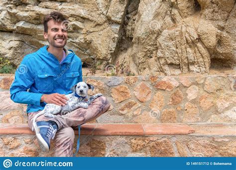 Hombre Feliz Feliz Sosteniendo Su Perrito D Lmata Mezclado Adoptado Y