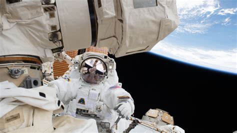 ‘Space headaches’ could be a real pain for astronauts | Popular Science