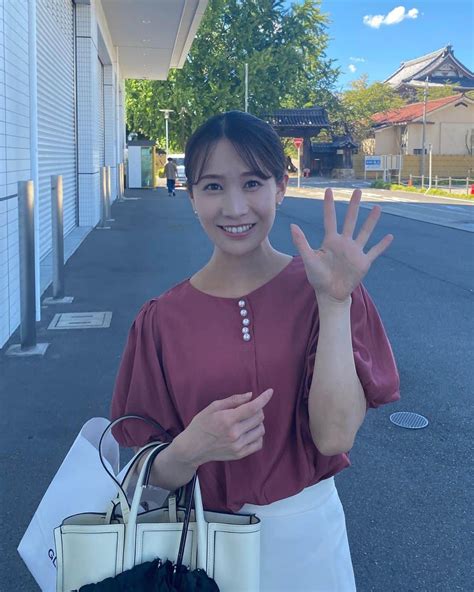 島津咲苗さんのインスタグラム写真 島津咲苗instagram 「日陰で撮ると あずき色🫘だったトップスと 最近食べた、噂の、あのアイス🤭 ストーリーで こしあん派つぶあん派を 勝手に調査