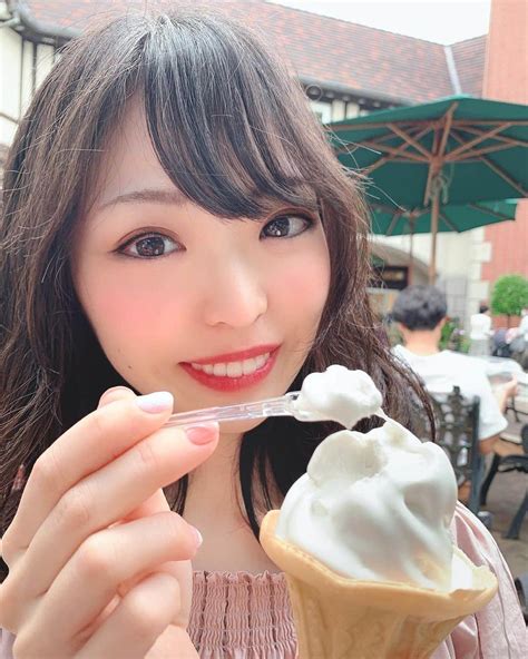 白井佑奈さんのインスタグラム写真 白井佑奈instagram「 ️💛💚💙💜 ソフトクリーム‪🍦‬ やっぱり王道のバニラ🐮 みんなの好きな味はなんですか？💕