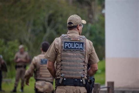 Homem Se Joga No Rio Em Santa Catarina E Tenta Fugir Da Pol Cia A Nado