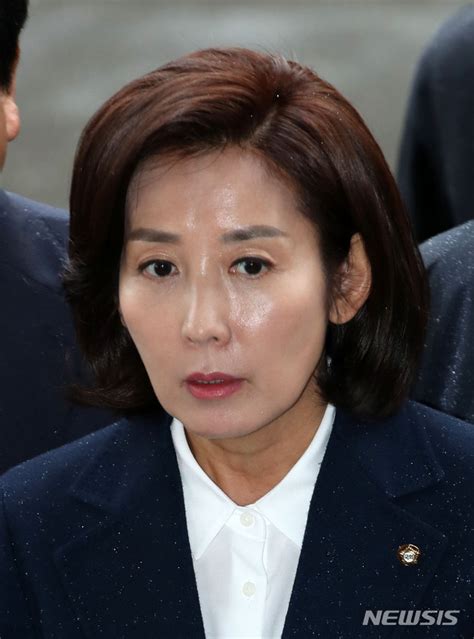 취재진 질문 답변하는 나경원 자유한국당 원내대표