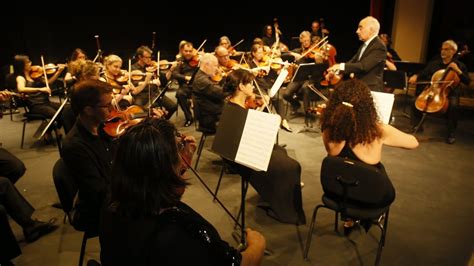 La Real Filharmonía de Galicia deslumbra en Viveiro en el Bal y Gay y