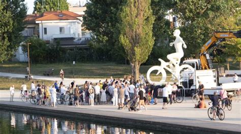 Rimini Le Braccia Al Cielo Con Pantani Ecco La Statua Dedicata Al