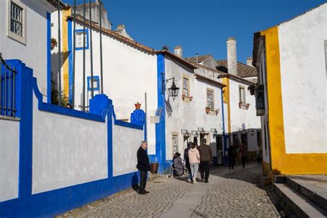 Turistas Deambulan Por Las Estrechas Calles Adoquinadas De La Famosa