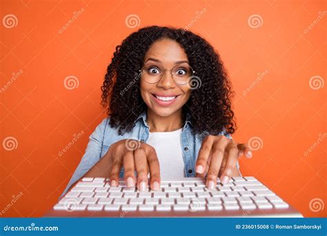 Foto De La Encantadora Joven Brunette Tipo De Dama Vaquero Ropa De Ojos De Camisa Aislada En