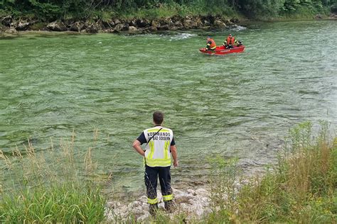 Personensuche Mit Motorboot Freiwillige Feuerwehr Bad Goisern